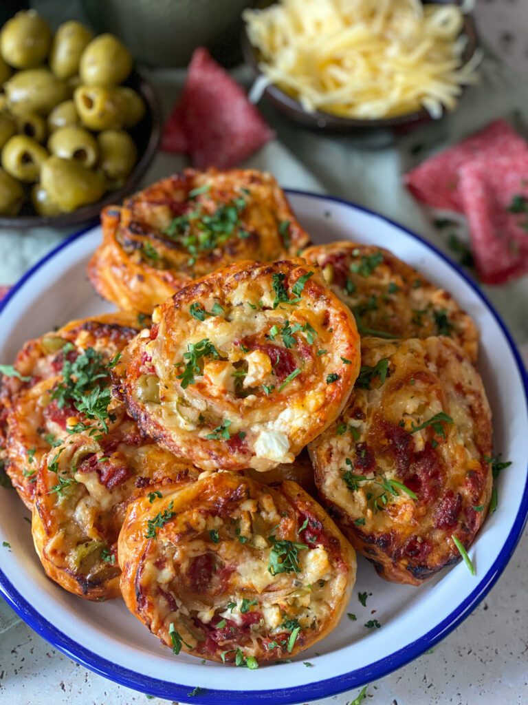 pizza rolletjes van bladerdeeg met kaas en salami 
