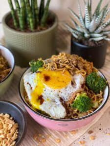 noedels in zwarte pepersaus met broccoli en gehakt