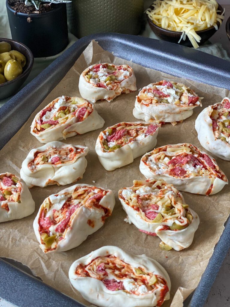 Pizza rolletjes van bladerdeeg met kaas en salami