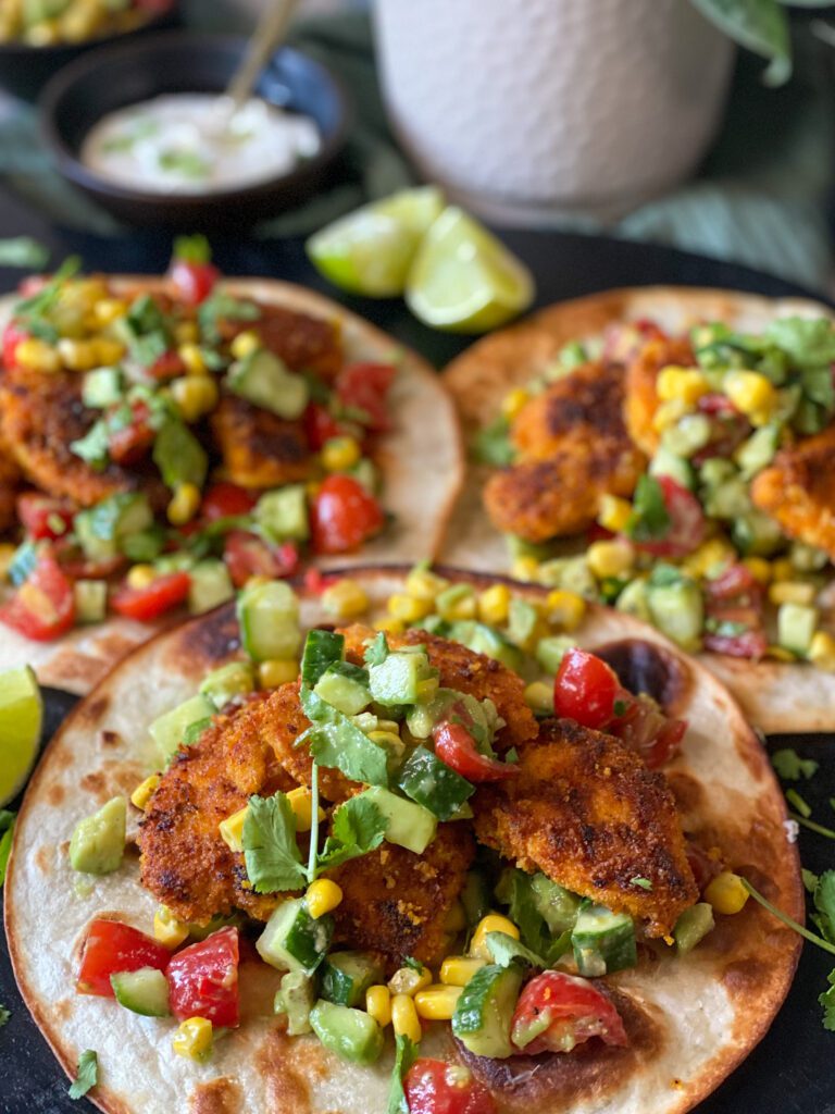 Wraps met krokante fajitakip geserveerd met salsa