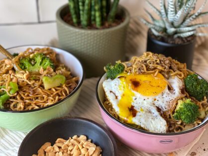 noedels in zwarte pepersaus