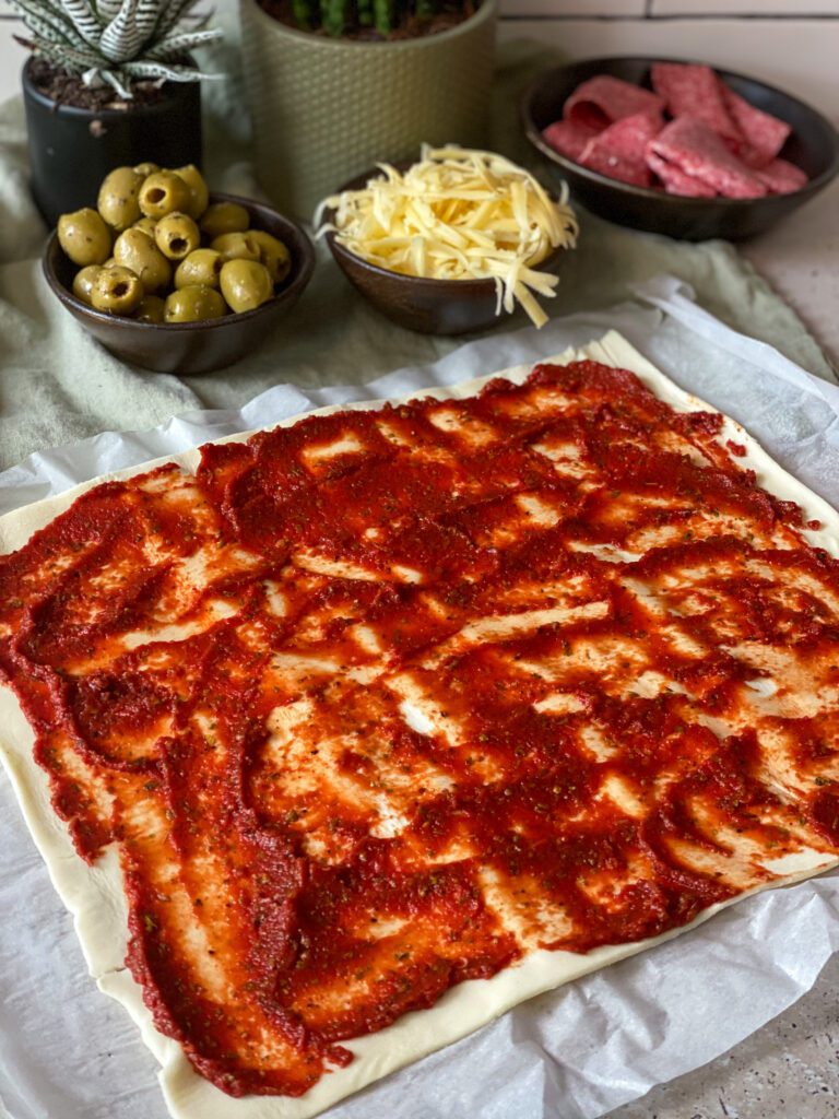 bladerdeeg met tomatenpuree