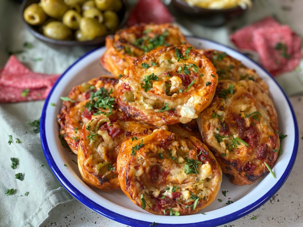 pizza rolletjes van bladerdeeg met kaas en salami