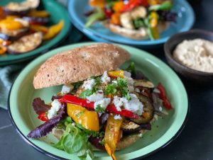 Turks brood met hummus en gegrilde groenten