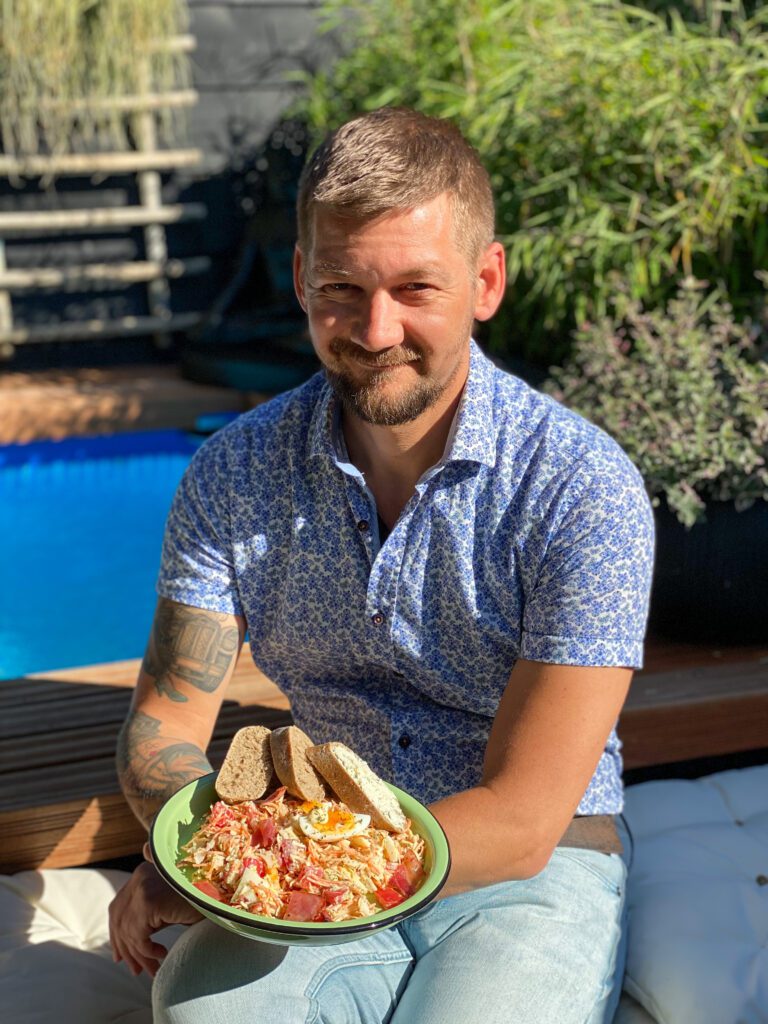 Spitskoolsalade met spek en ei