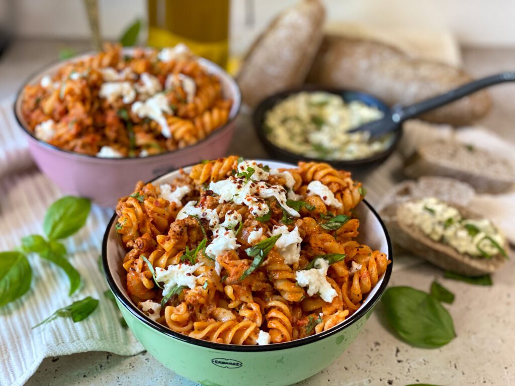pasta in romige tomatensaus met gehakt recept - makkelijk met tomaat, roomkaas en mozzarella