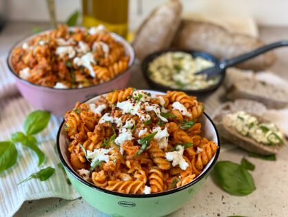 pasta in romige tomatensaus met gehakt recept - makkelijk met tomaat, roomkaas en mozzarella