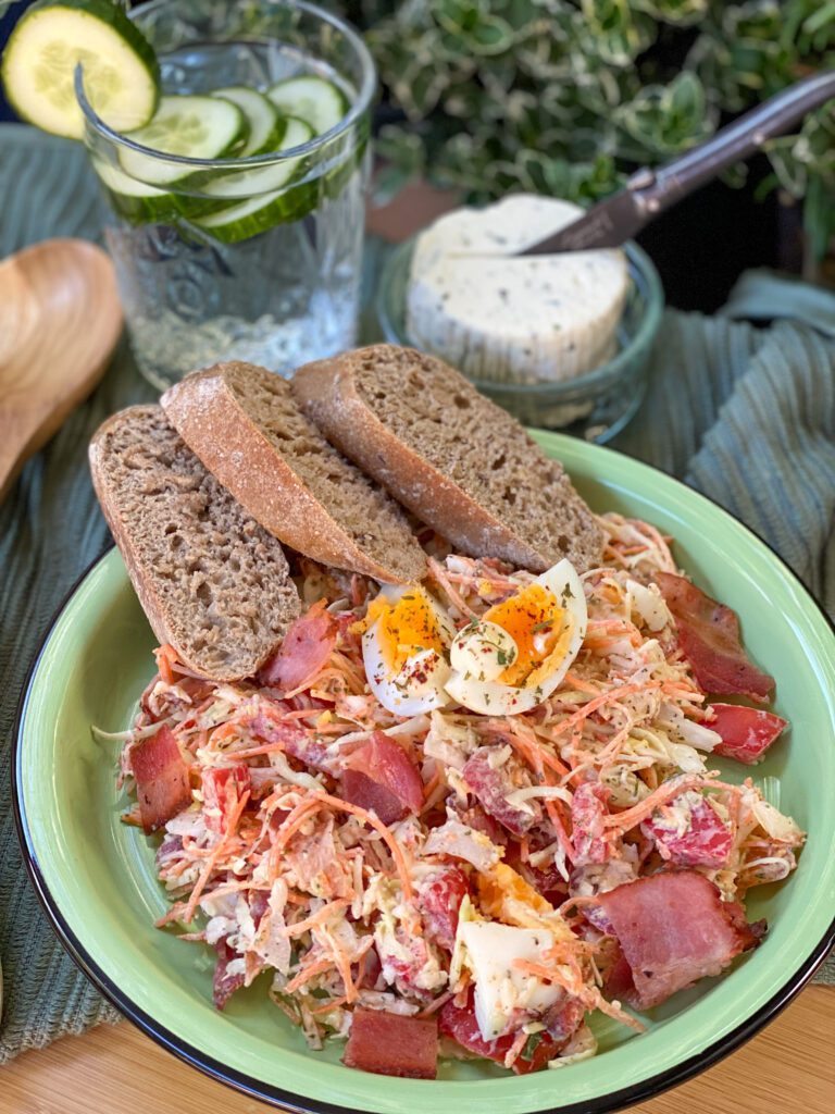 salade met spitskool, spek en ei