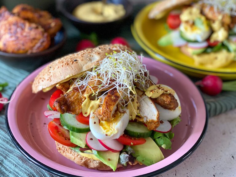 Turks brood met gegrilde kip en kerriemayonaise