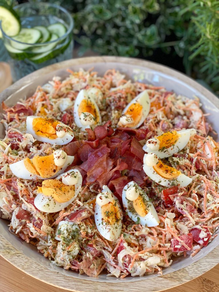 spitskoolsalade met spek en ei 