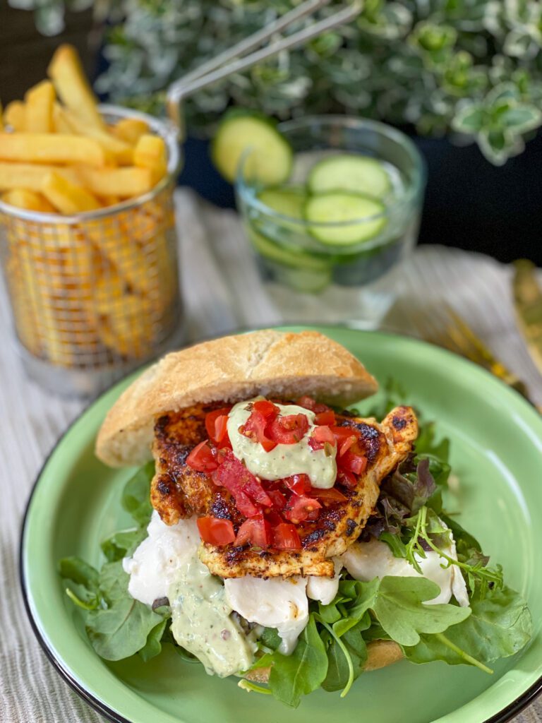gegrilde kipburger met tomatensalsa 