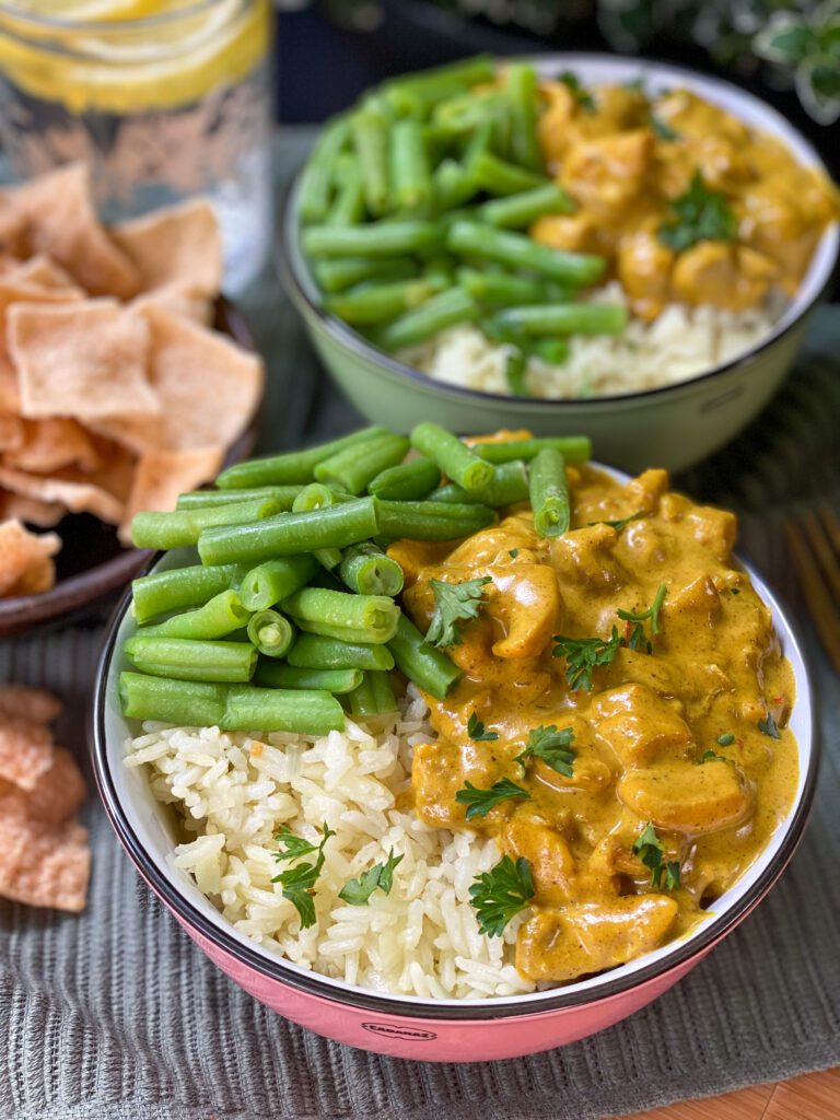 kip in kerriesaus met rijst 