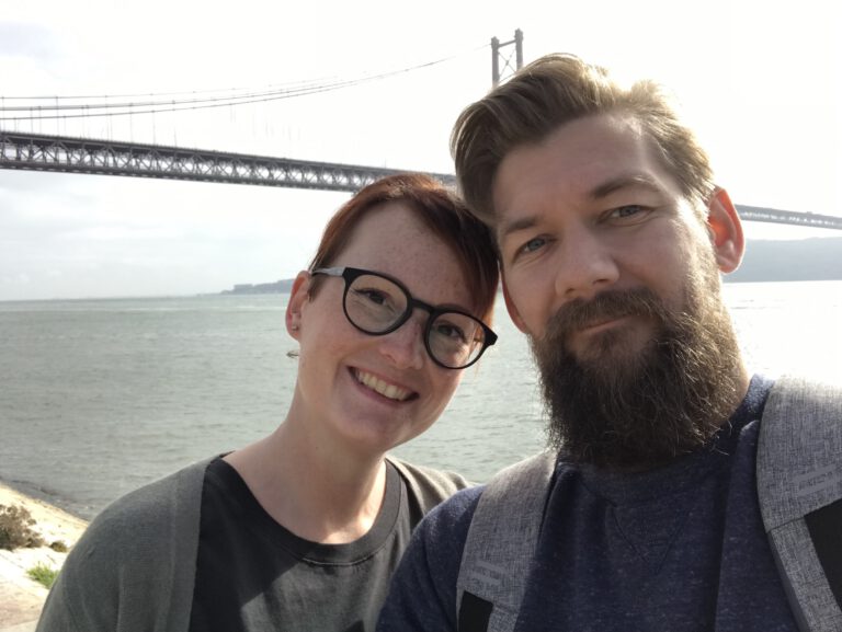 Familie over de kook in Lisabon Portugal voor de vraag wat eet je in Portugal