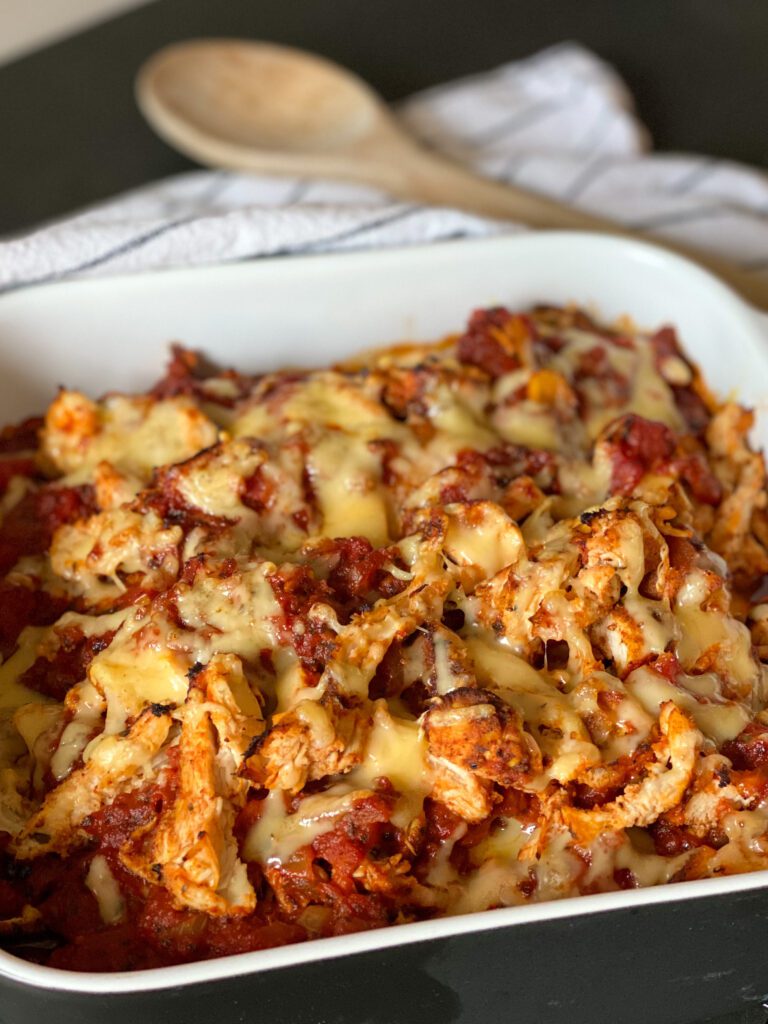 hete kip ovenschotel in tomatensaus 