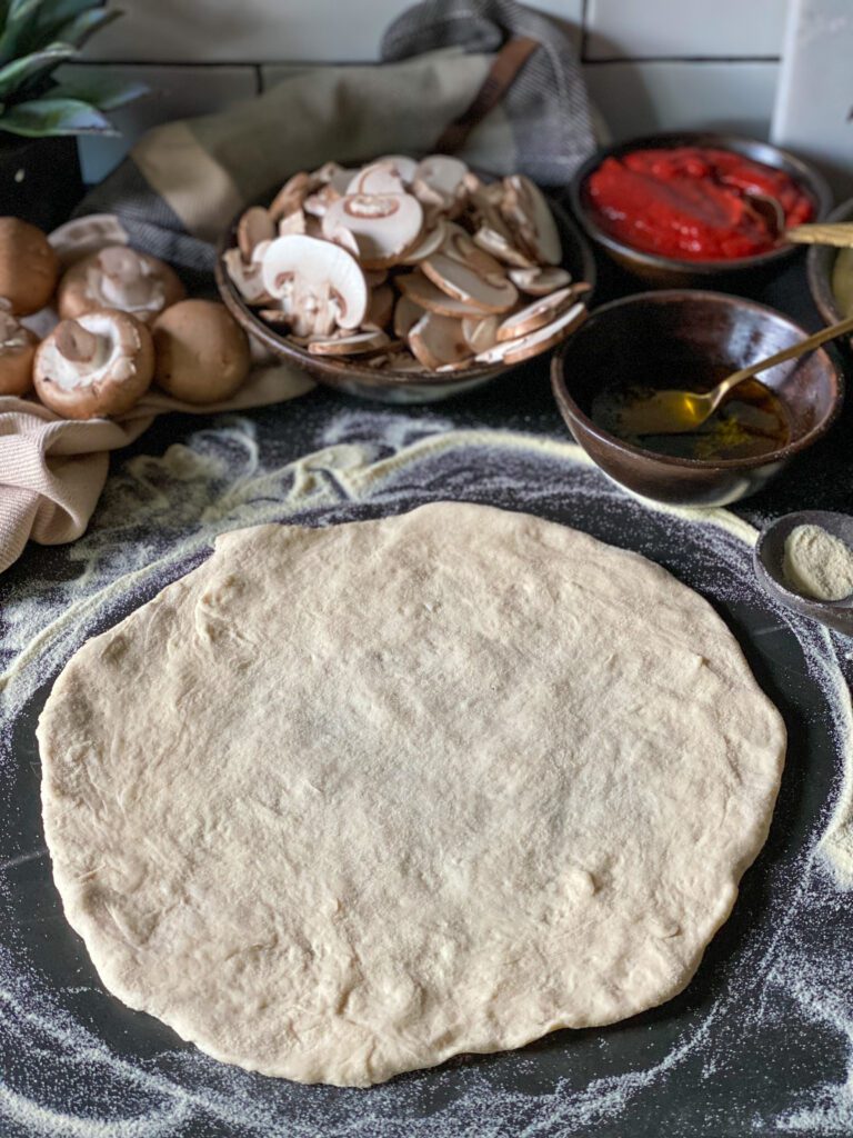 Pizza met champignons en tomatensaus