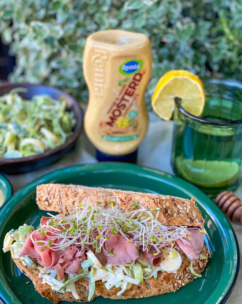 broodje rosbief met prei salade in honing-mosterdsaus 