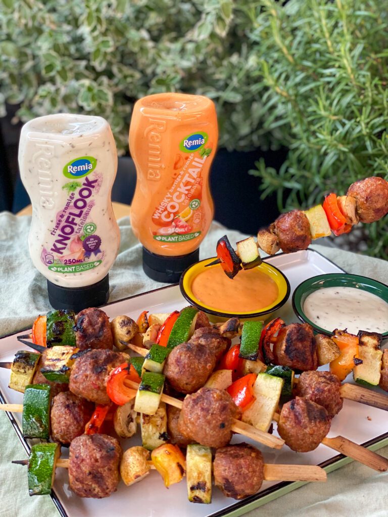 gehaktbal spiesjes van de bbq met groenten 