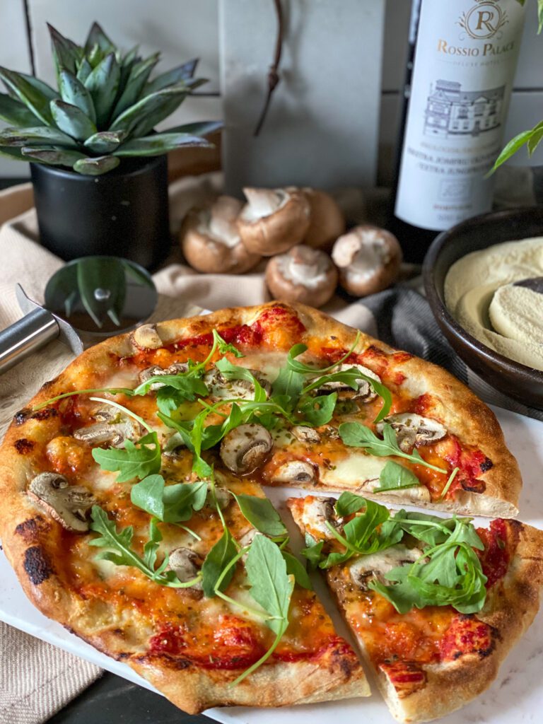 pizza met champignons en tomatensaus 