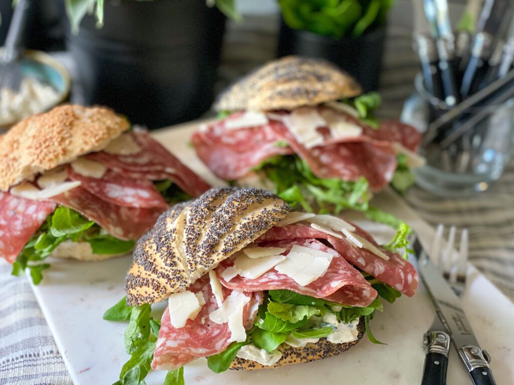 broodje salami met pittige roomkaas