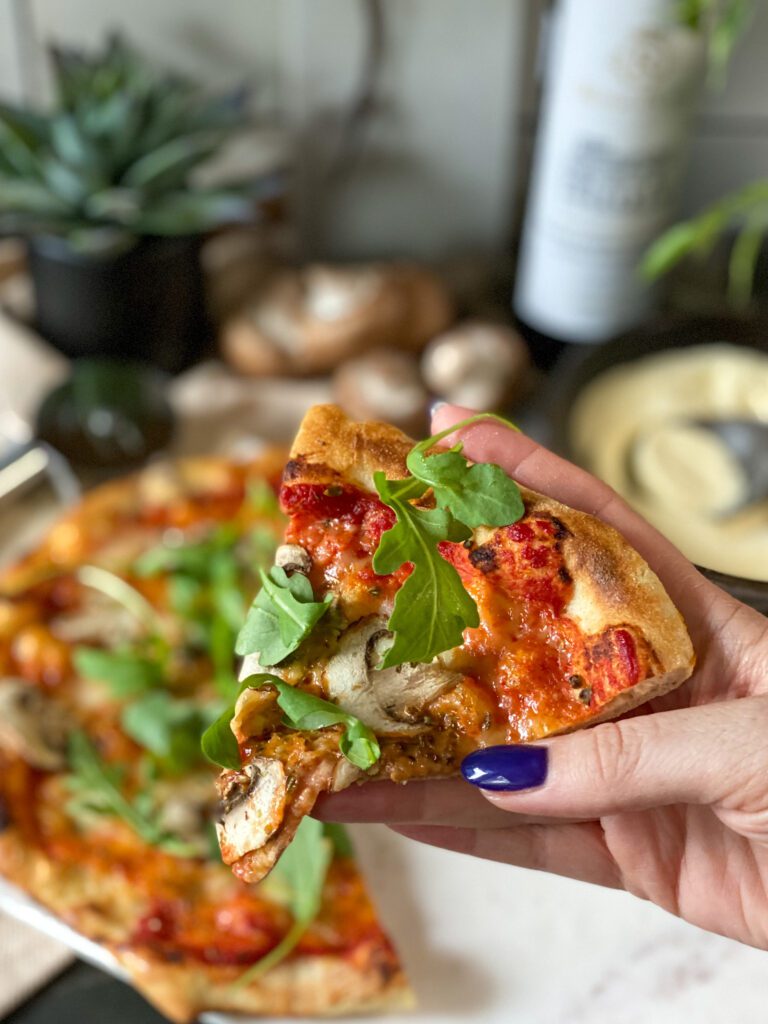 Pizza met champignons en tomatensaus