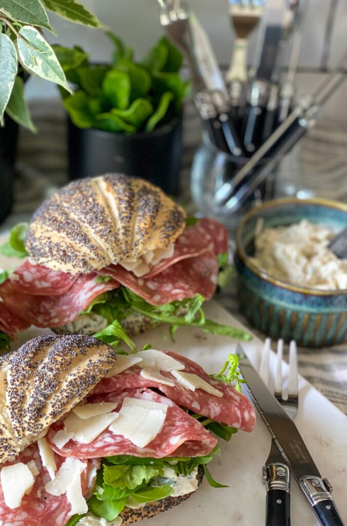 broodje pittige roomkaas met jalapeno en salami 