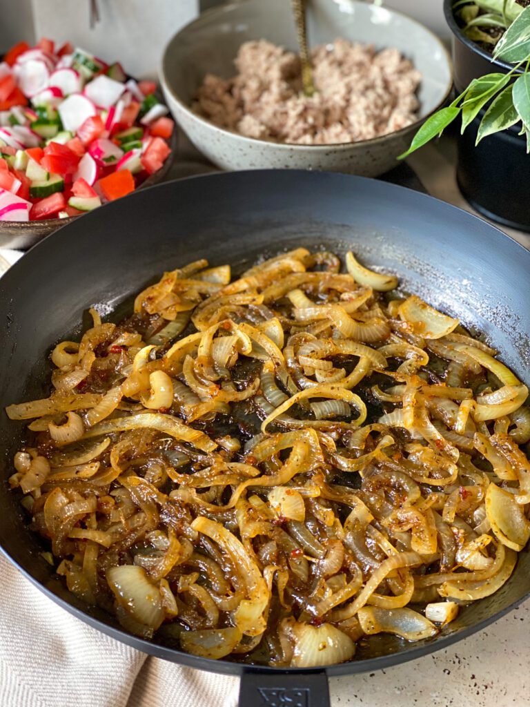 gekarameliseerde uien met sambal en honing 