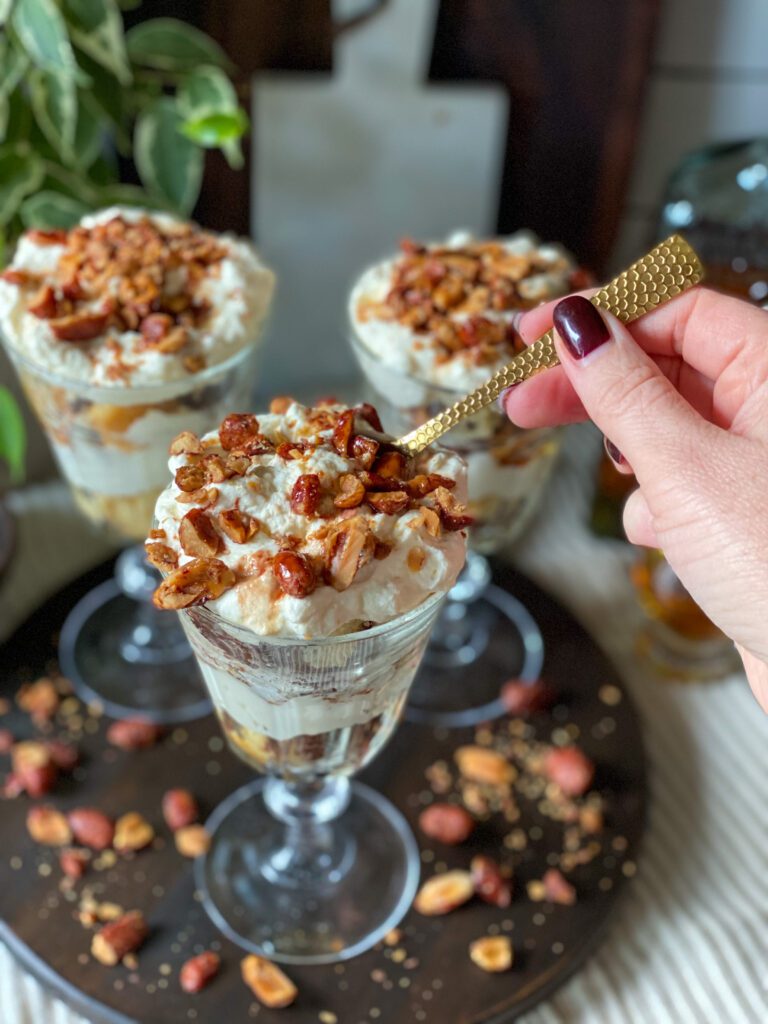 toetje met cake, amaretto en gesuikerde pinda's