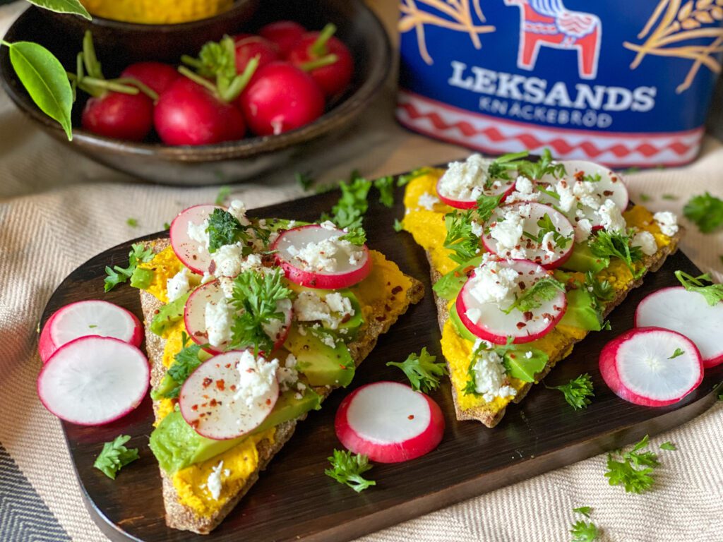 cracker met pompoen hummus en feta