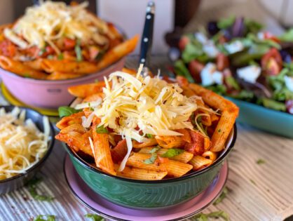 pasta met salami in kruidige tomatensaus