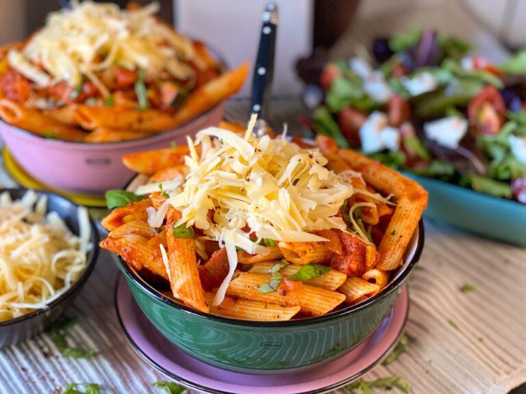 pasta met salami in kruidige tomatensaus