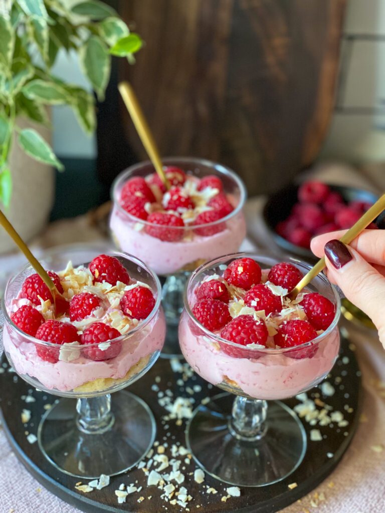 toetje met cake en frambozen