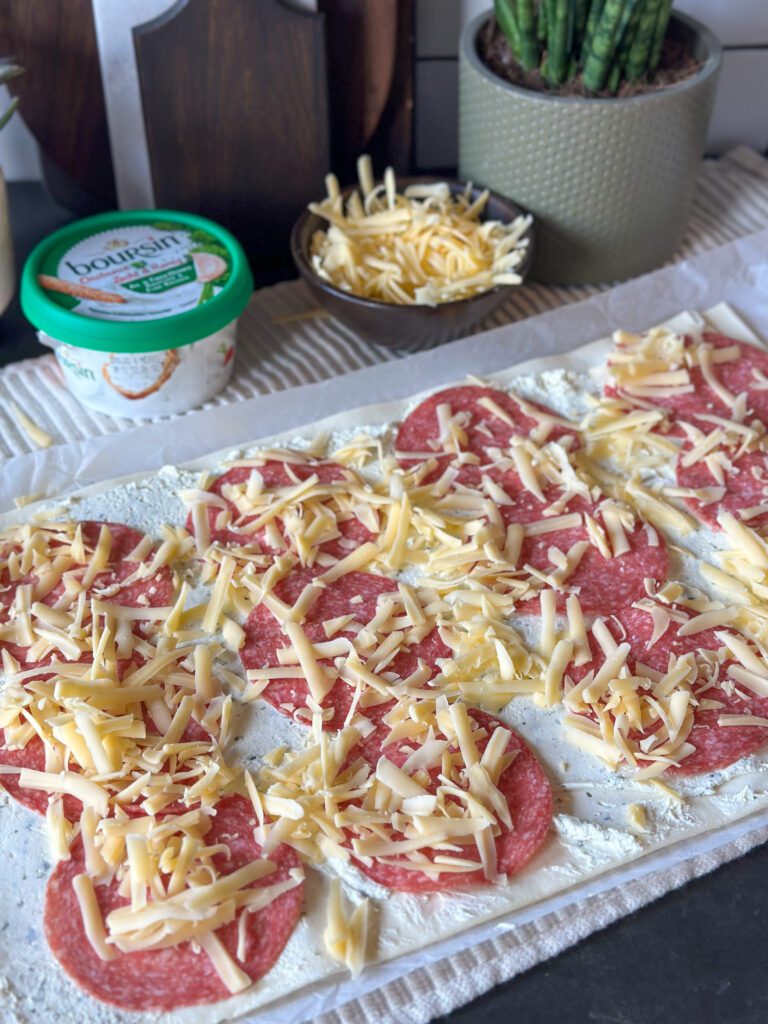 Bladerdeeghapjes met Boursin en salami