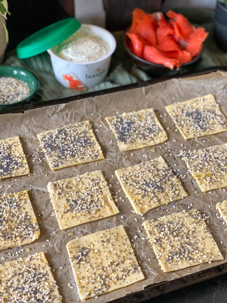 Bladerdeeghapje met zalm en Boursin