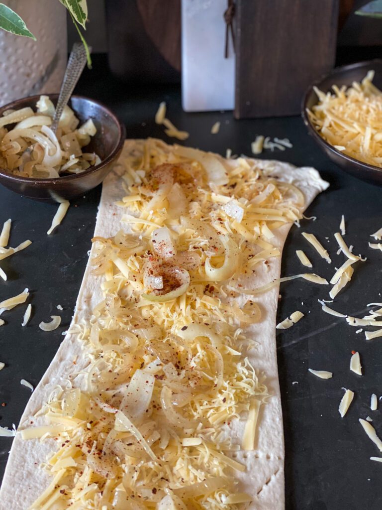 Croissant rolletjes met kaas en ui