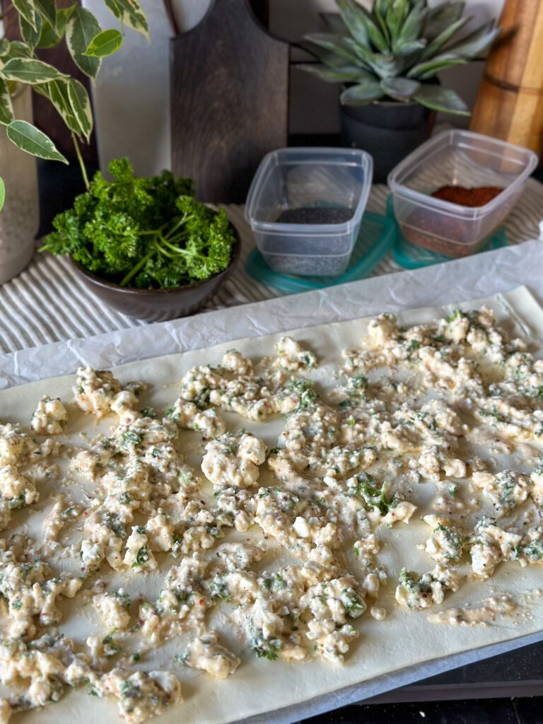 Bladerdeeghapjes met feta en mozzarella