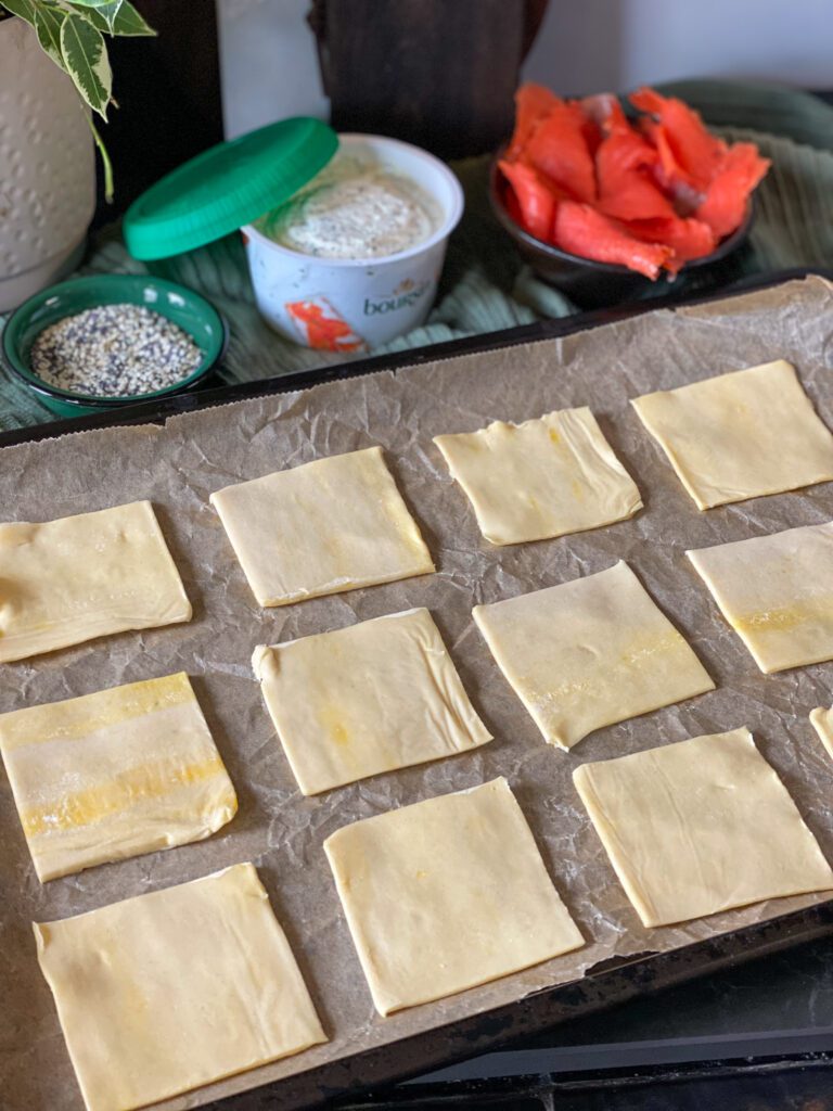 Bladerdeeghapje met zalm en Boursin