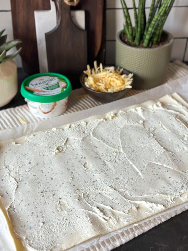 Bladerdeeghapjes met Boursin en salami