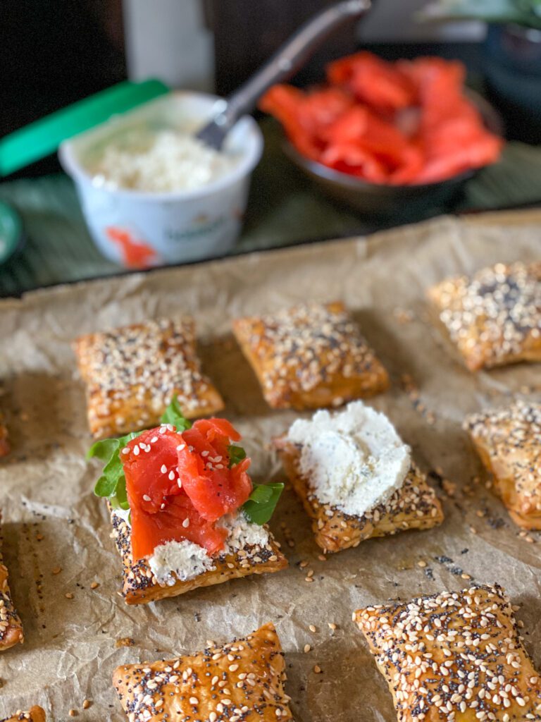 Bladerdeeghapje met zalm en Boursin