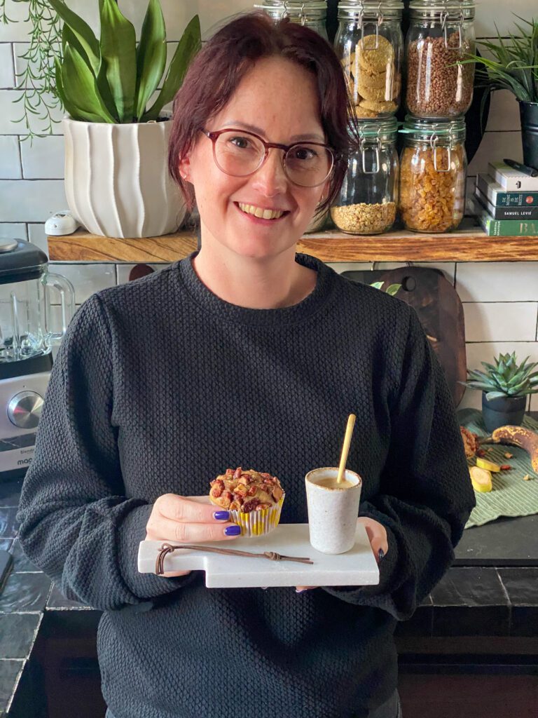 bananen cupcakes met gesuikerde pinda's en koffie