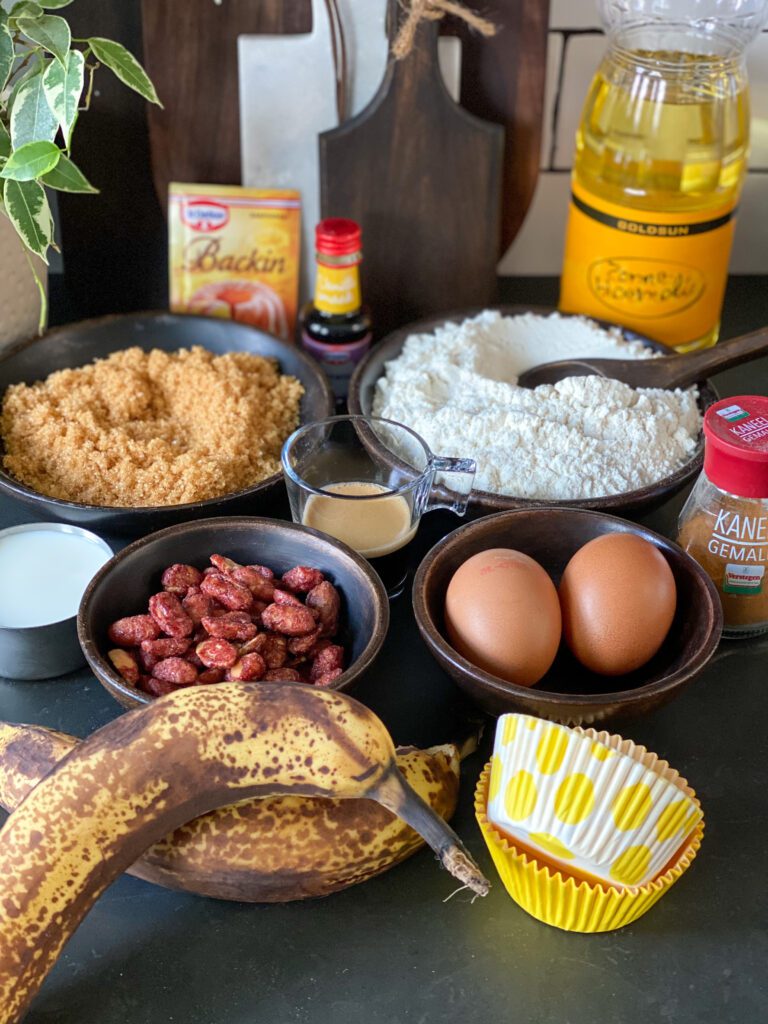 cupcakes met banaan en gesuikerde pinda's