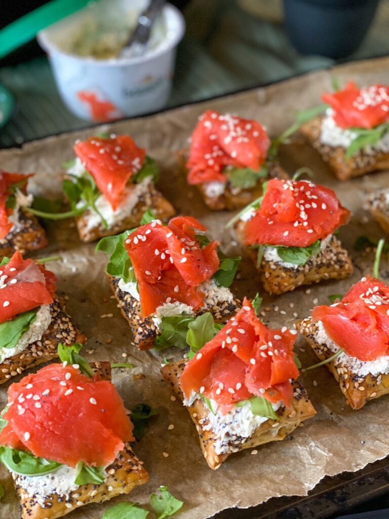 bladerdeeghapje met zalm