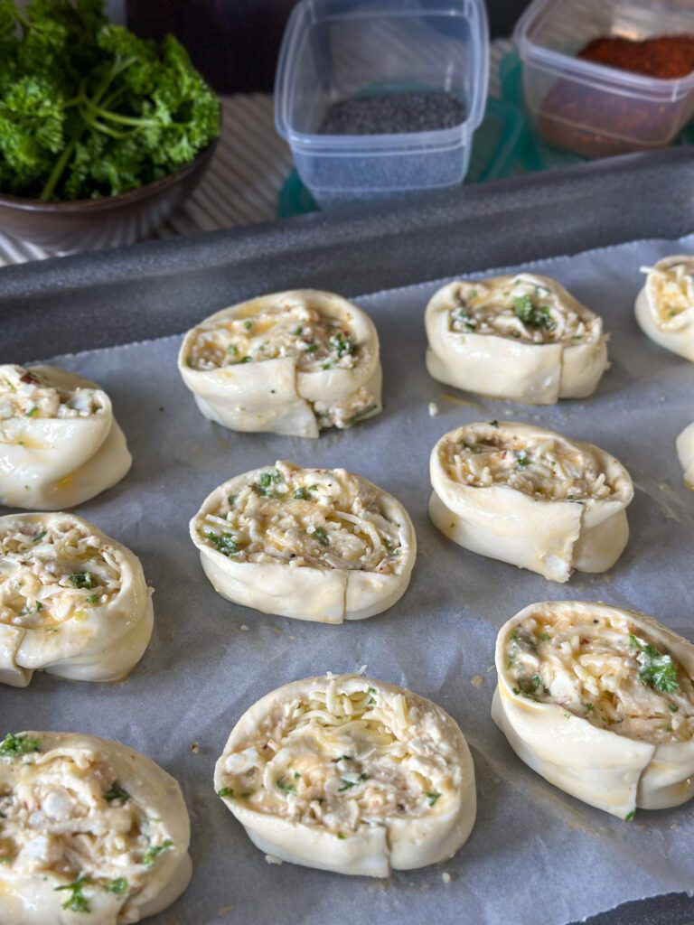 Bladerdeeghapjes met feta en mozzarella