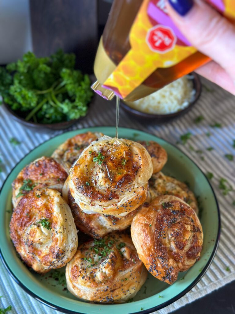 bladerdeeghapjes met feta, mozzarella en honing 