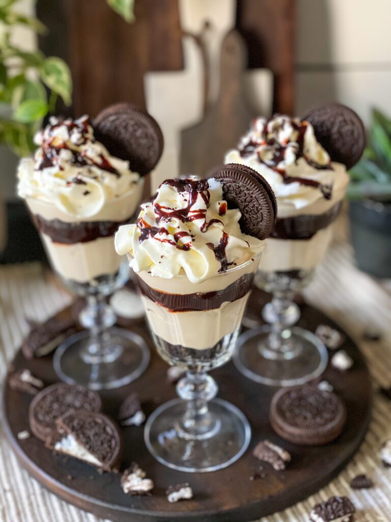 Oreo toetje met chocoladesaus