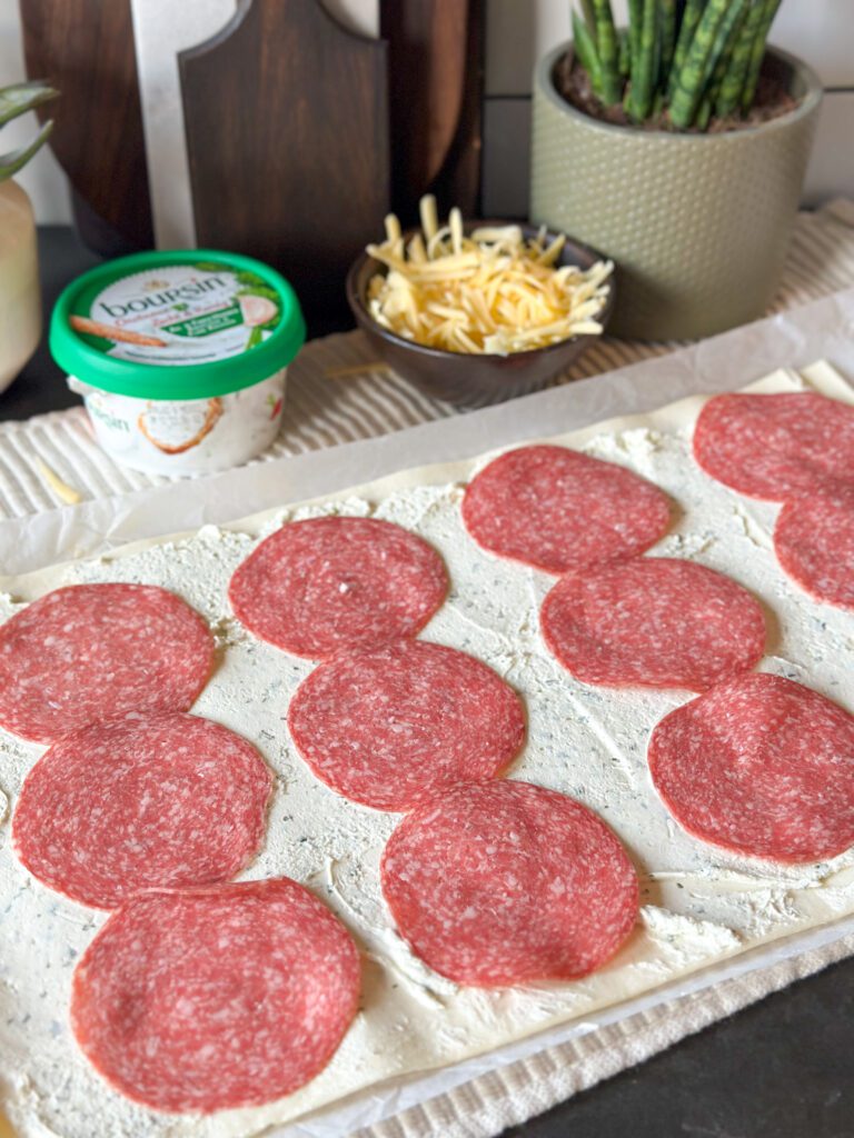 Bladerdeeghapjes met Boursin en salami