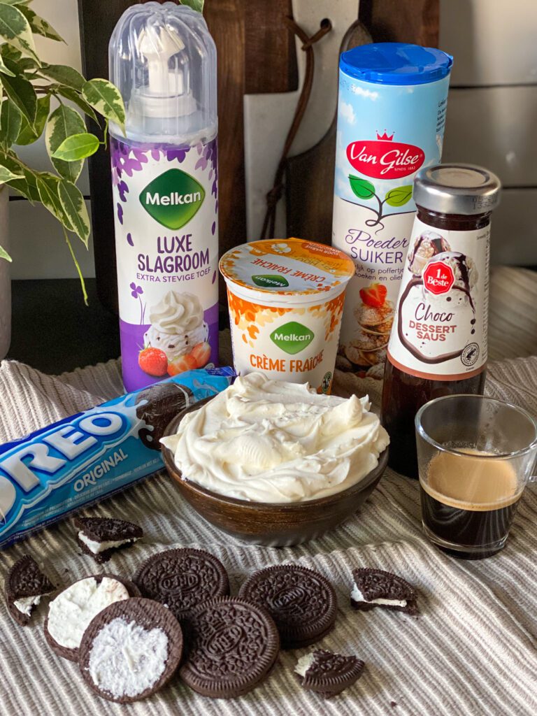 Oreo toetje met chocoladesaus