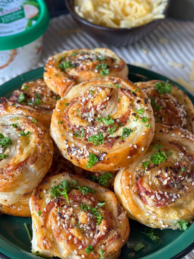 bladerdeeghapjes met Boursin en salami