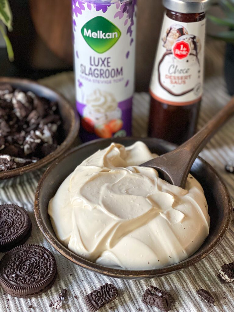 Oreo toetje met chocoladesaus