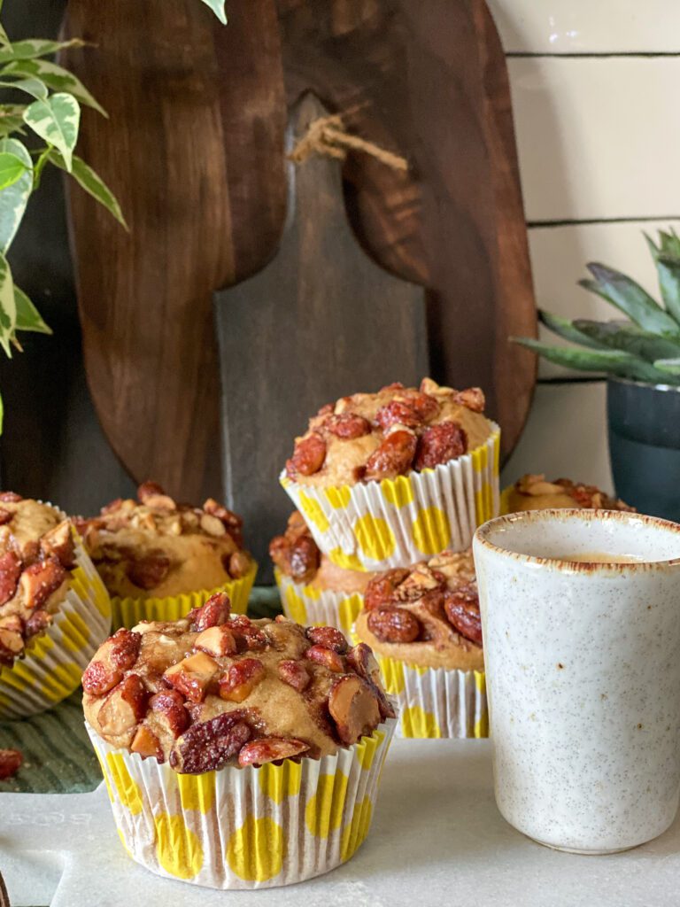 bananen cupcakes met gesuikerde pinda's