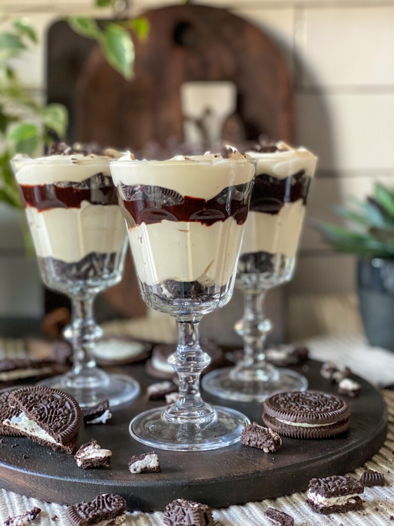 Oreo toetje met chocoladesaus